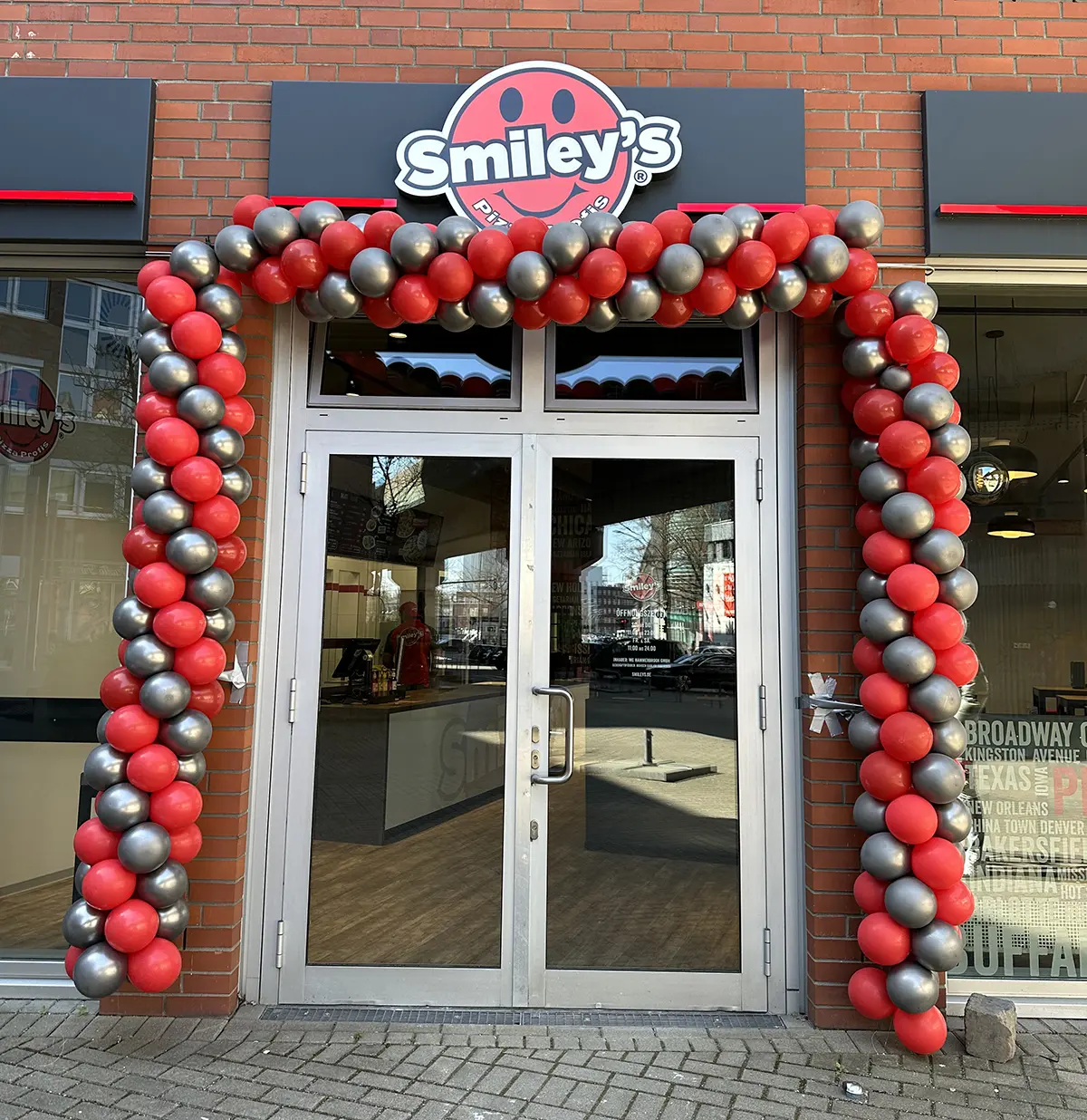 Ballondekoration an einem Eingangsbereich